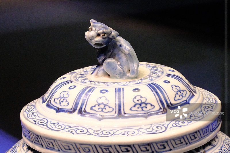 河北博物院青花釉里红开光贴花盖罐。镇馆之宝国宝文物图片素材