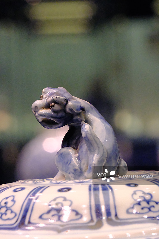 河北博物院青花釉里红开光贴花盖罐。镇馆之宝国宝文物图片素材