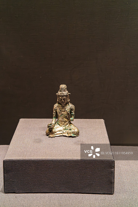 青铜佛像静坐展示图片素材