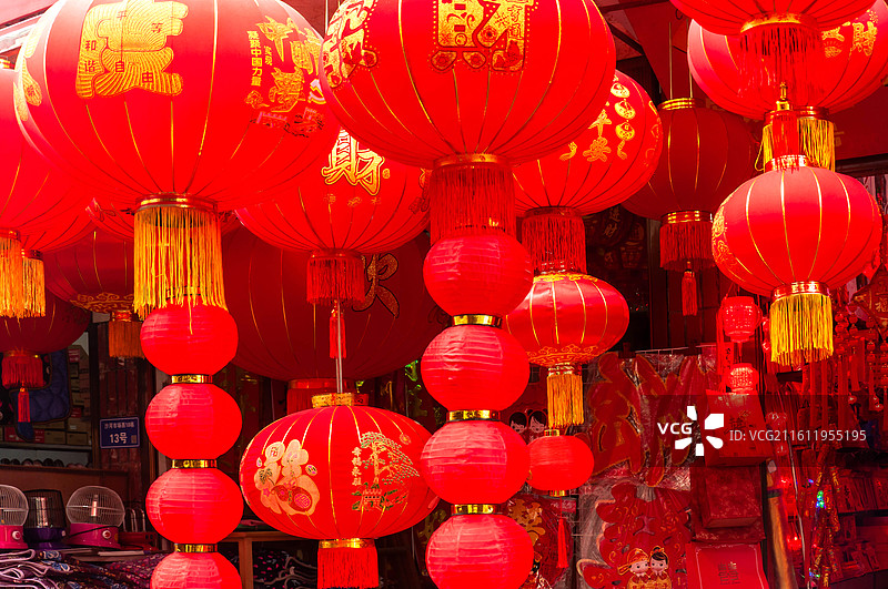 春节前商店出售各式小红灯笼挂件图片素材