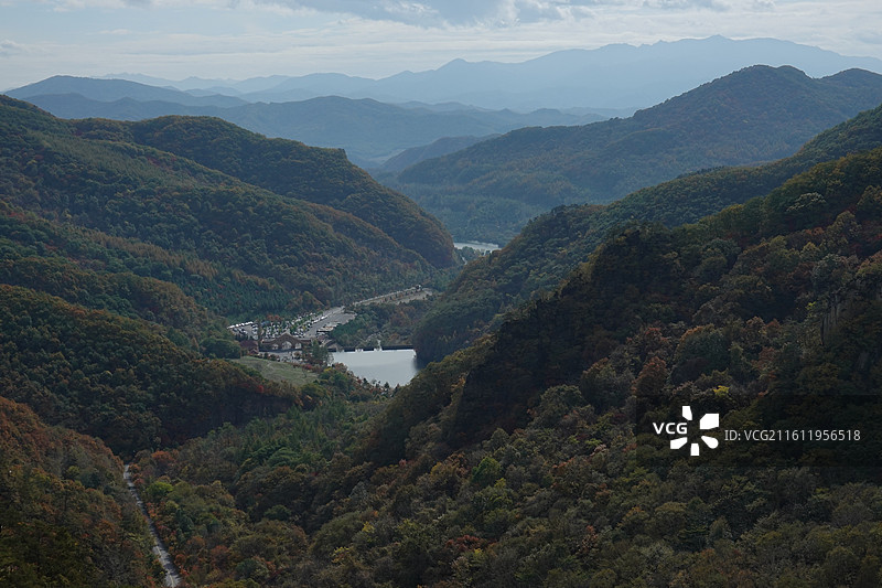 辽宁省丹东市宽甸县天桥沟景区：天桥峰红叶彩林红枫枫叶五花山秋景图片素材