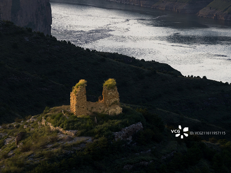 黄河岸边古老的烽火台图片素材