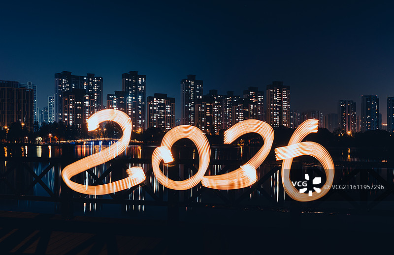 新年光绘与城市天际线图片素材