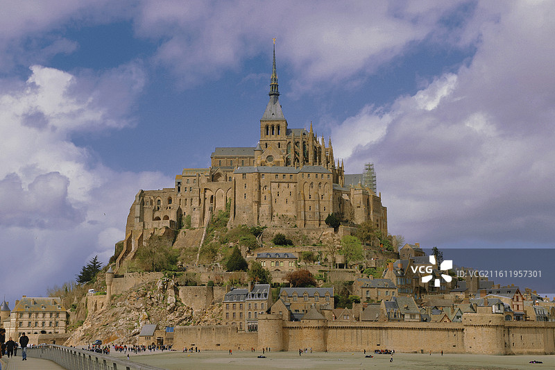 法国圣米歇尔山 蓝天白云法国古建筑 正视图图片素材
