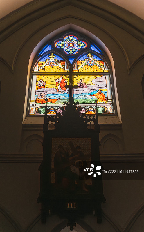 上海徐家汇天主堂内景彩色玻璃图片素材