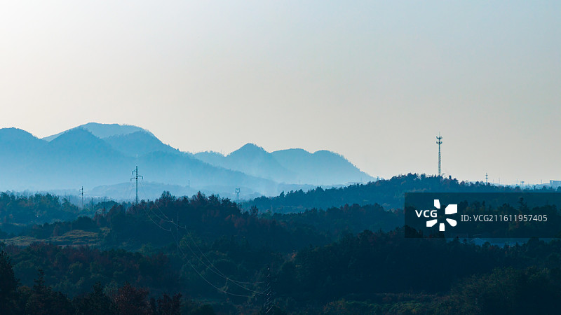 湖北省黄石市大冶铜山口村尾矿湖冬季周边群山苍蓝云雾缭绕意境景象图片素材