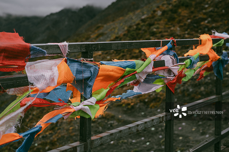 川西高原雅拉雪山观景台前的经幡图片素材
