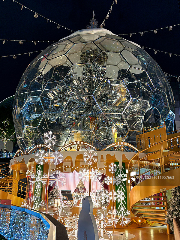 夜晚灯光下的圣诞节装饰的低角度视图图片素材