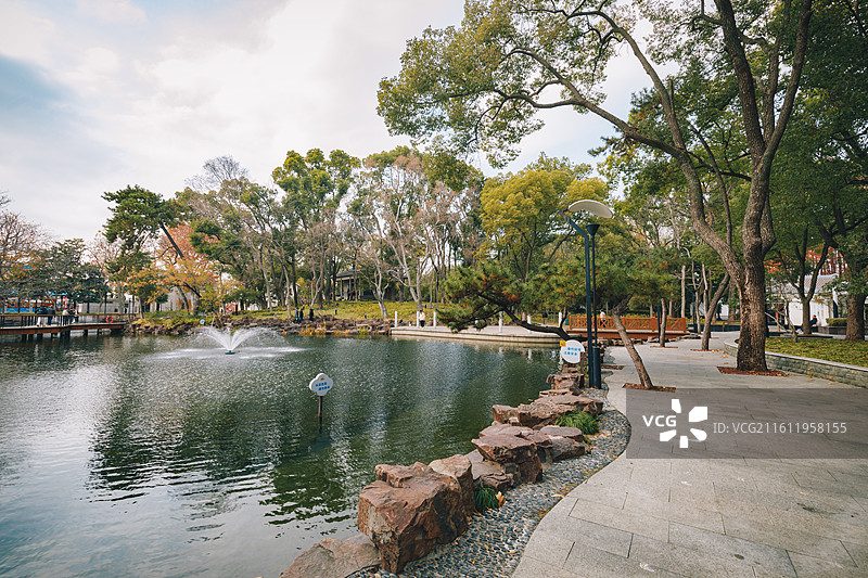 江苏省苏州市姑苏区  秋冬节气下的苏州公园图景图片素材