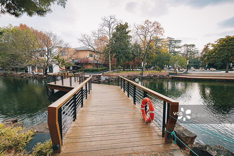 江苏省苏州市姑苏区  秋冬节气下的苏州公园图景图片素材