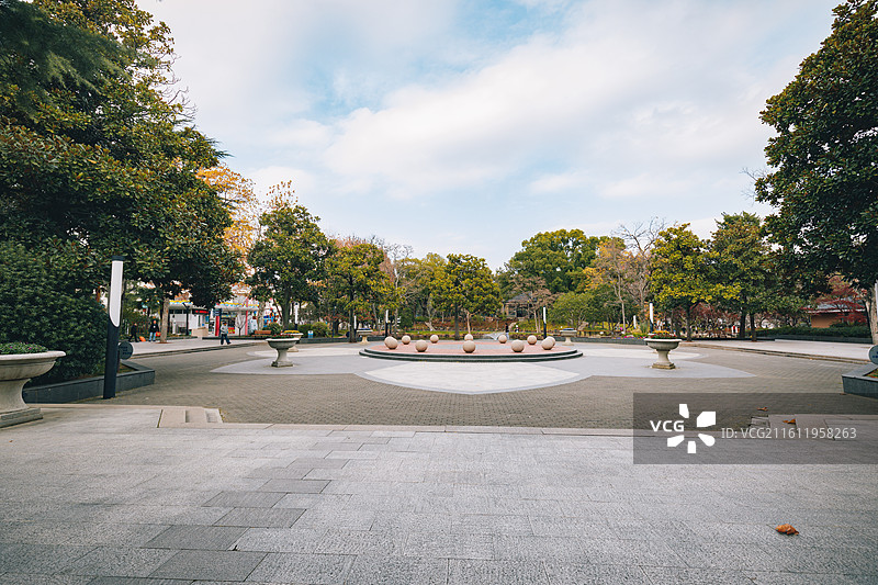江苏省苏州市姑苏区  秋冬节气下的苏州公园图景图片素材