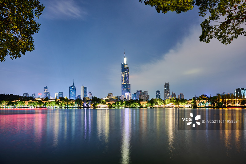 南京玄武湖夜景，紫峰大厦与城市灯光倒影图片素材