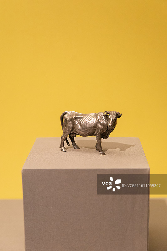俄宴风华克里姆林宫博物馆藏饮食文物精品展奶牛塑像图片素材
