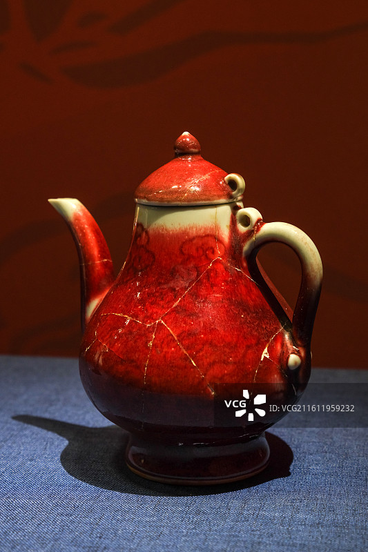 红釉刻云纹梨形壶 明·永乐 北京恭王府乐道堂“御瓷凝瑞-景德镇御窑遗址出土吉祥动物纹瓷特展”图片素材