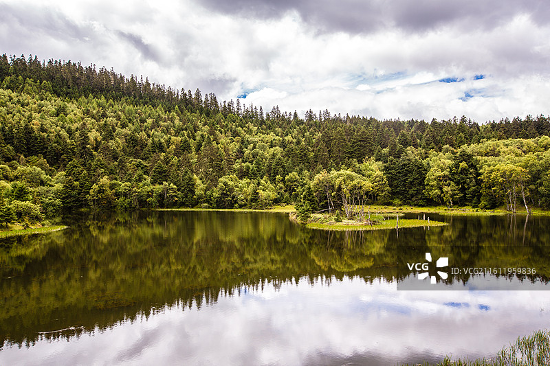中国云南省迪庆藏族自治州香格里拉普达措国家公园风光图片素材