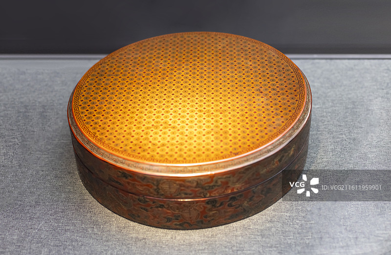 填漆戗金万字锦地双龙团寿纹捧盒 明 南京博物院图片素材