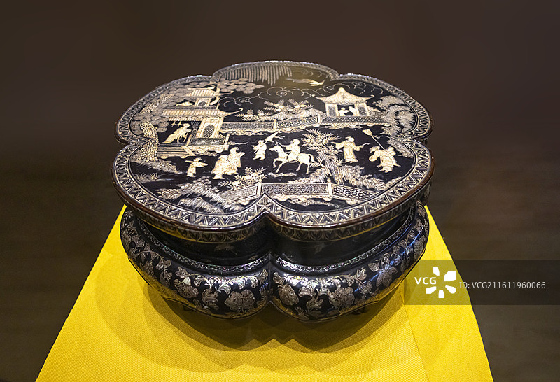 黑漆嵌螺钿人物故事图梅花形香儿 明 南京博物院图片素材