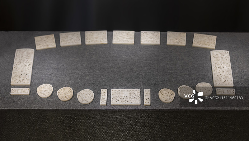 镂雕龙纹玉带 明 南京博物院图片素材