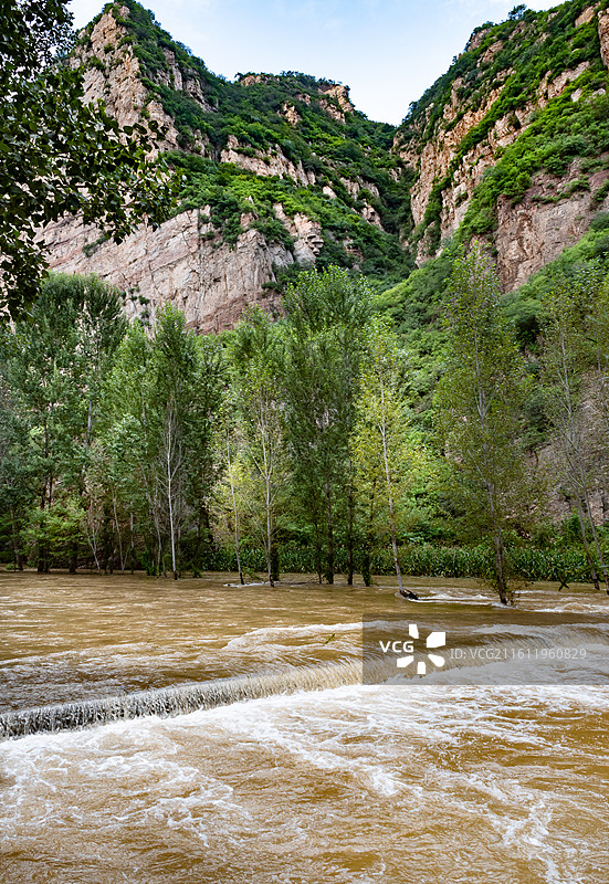 夏天北京延庆百里山水画廊白河汛期洪水激流图片素材