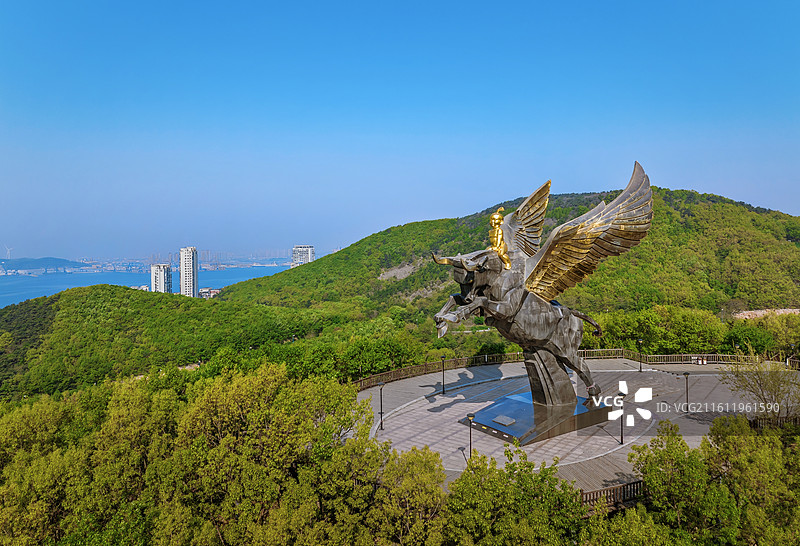 大连市金普新区童牛岭飞牛雕塑图片素材