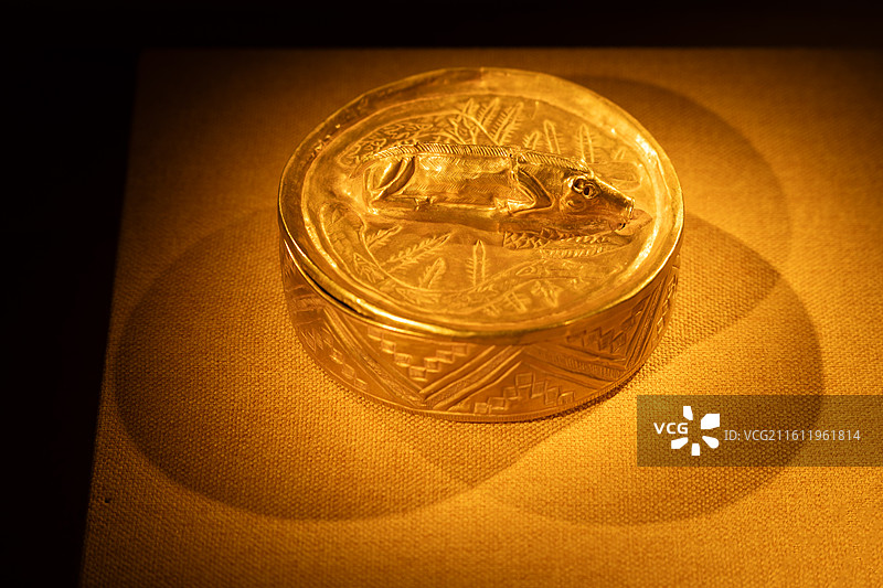 带盖圆盒，金，约公元前2300年至公元前1700年，巴克特里亚·马尔吉阿纳文明区图片素材