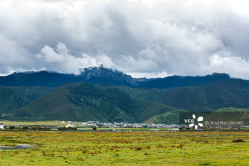 中国云南省迪庆藏族自治州香格里拉高山草原风光图片素材