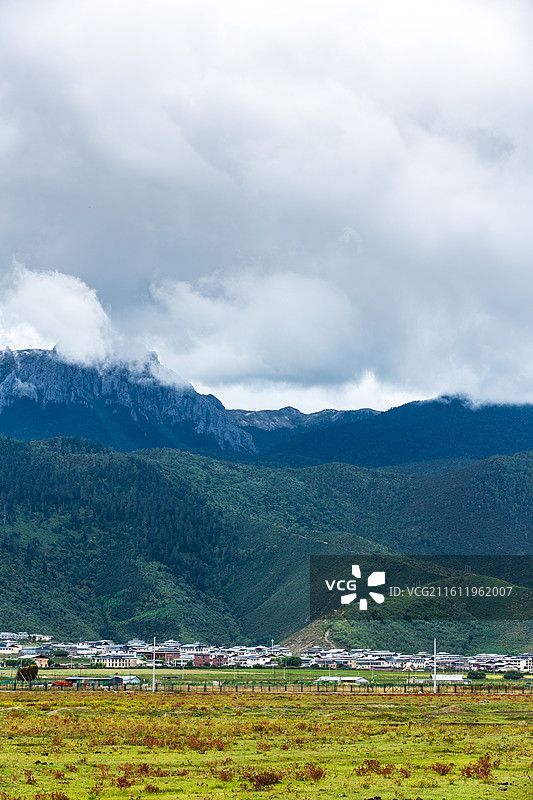 中国云南省迪庆藏族自治州香格里拉高山草原风光图片素材