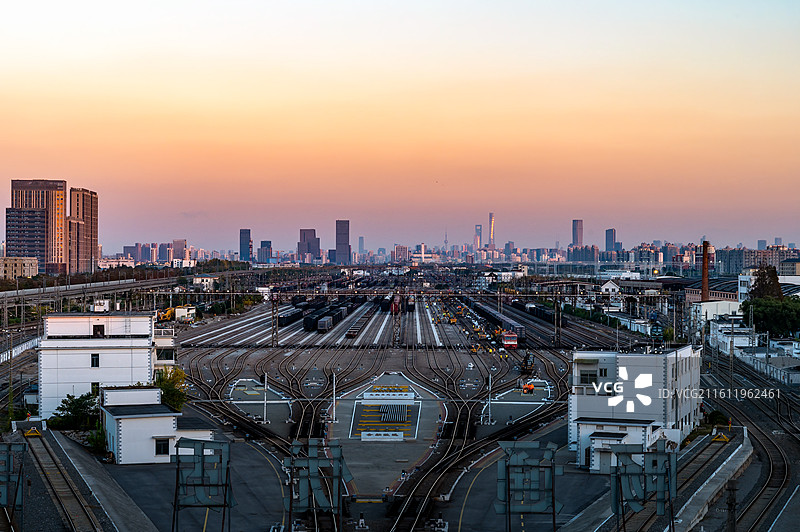 傍晚的上海南翔火车站图片素材