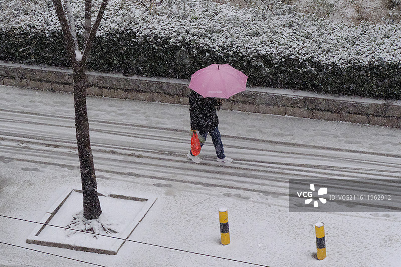 石家庄城市天气下雪道路交通行人车辆街道。冬天冬至图片素材