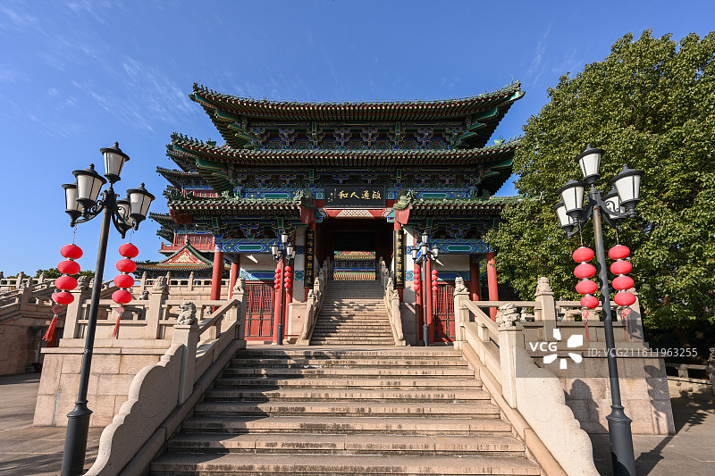 南京阅江楼：明代古韵建筑，红灯高悬映蓝天图片素材