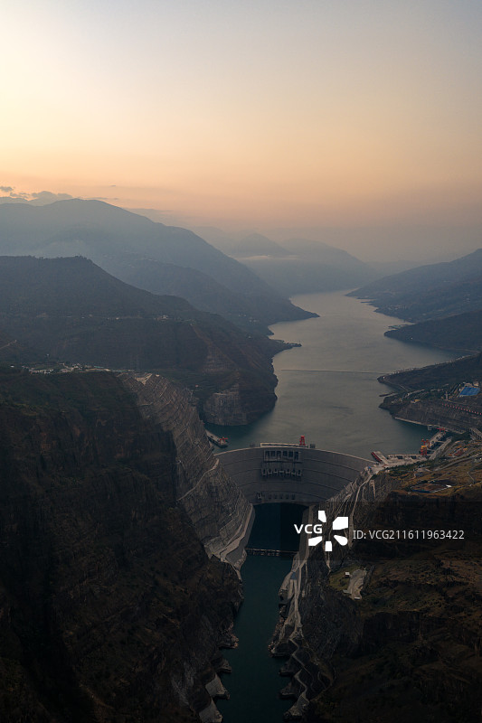 白鹤滩水电站位于云南省巧家县和四川省宁南县交界处的金沙江干流河段，它是世界装机容量第二大的水电站。图片素材