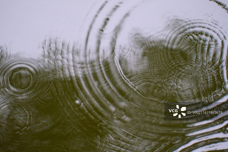 湖水雨中涟漪的特写镜头图片素材