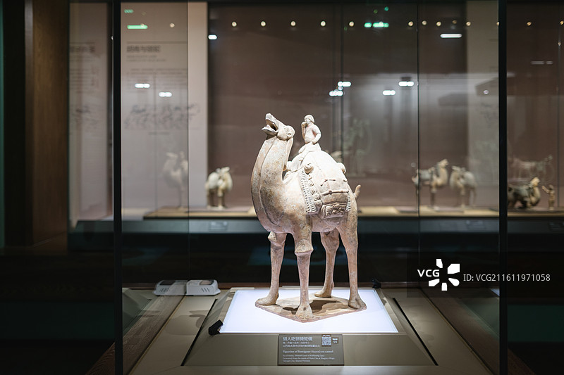 山西博物院 胡人吃饼骑驼俑图片素材