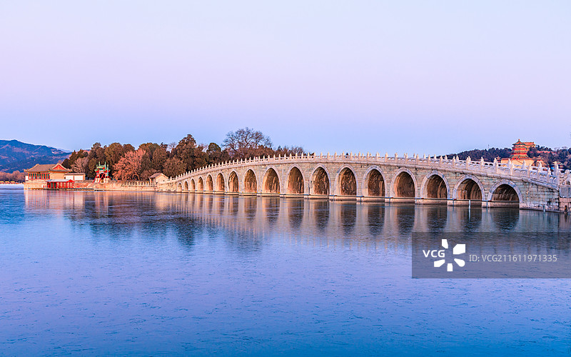 清晨阳光照射下的十七孔桥图片素材