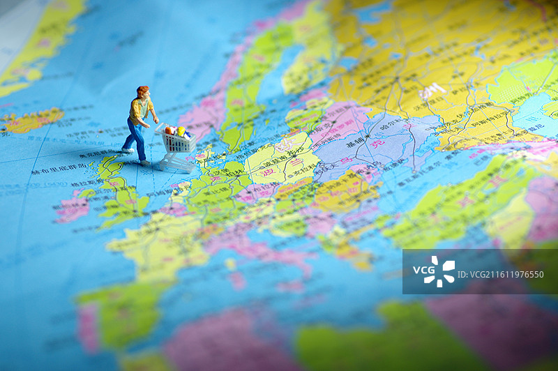 地图上的网络购物消费跨境电商特写镜头图片素材