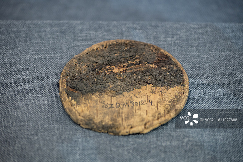 天津博物馆 北朝历史文物主题展 汉 桦树皮圆片 内蒙古扎赉诺尔区圈河墓地出土图片素材