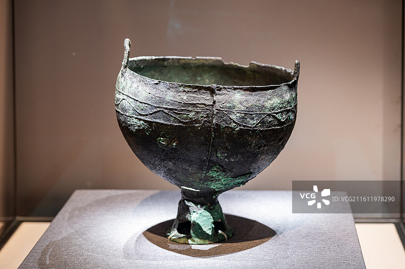 天津博物馆 北朝历史文物主题展 汉 双耳圈足青铜鍑 内蒙古扎赉诺尔区圈河墓地出土图片素材