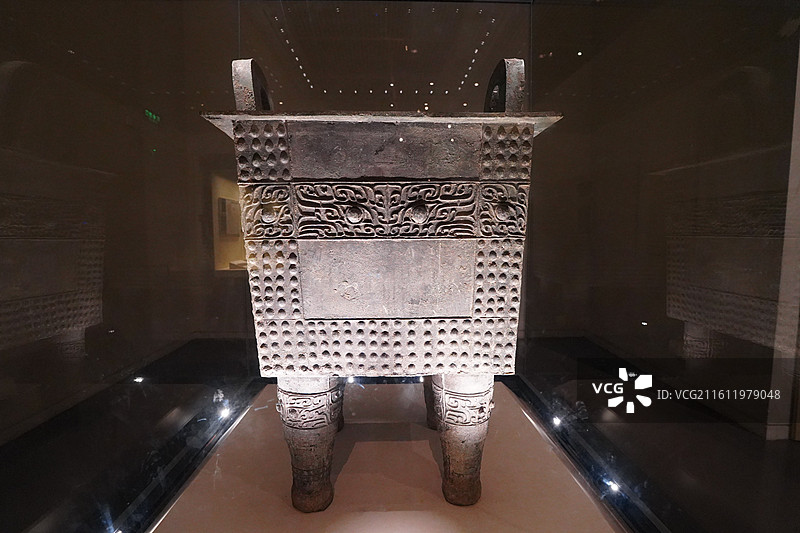 中国国家博物馆藏商前期杜岭大方鼎图片素材