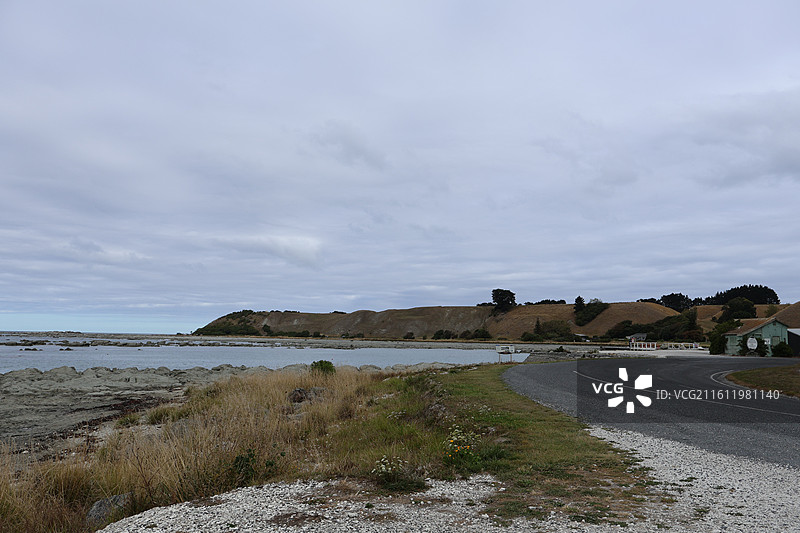 阴雨天气的新西兰凯库拉礁石海岸风景图片素材