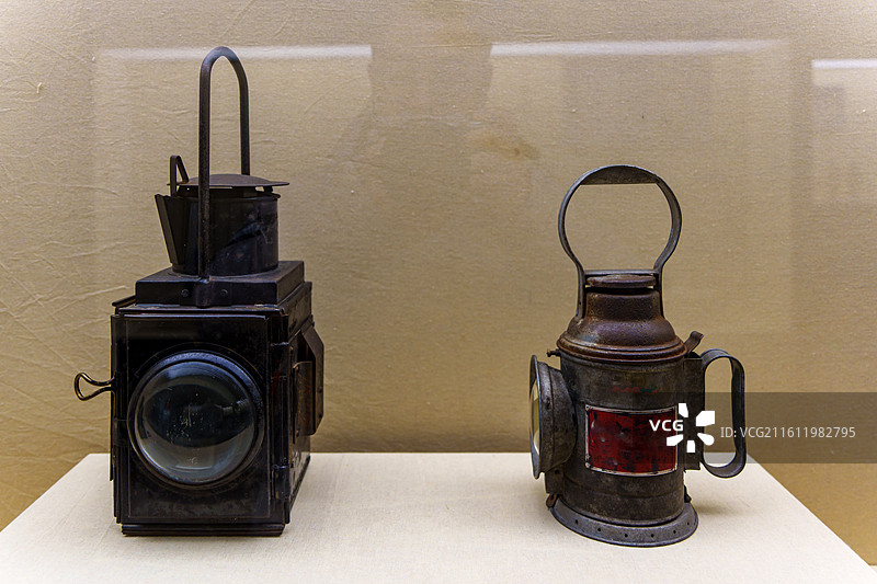 东北哈尔滨市博物馆煤油灯展区的两件老式信号煤油灯展品图片素材