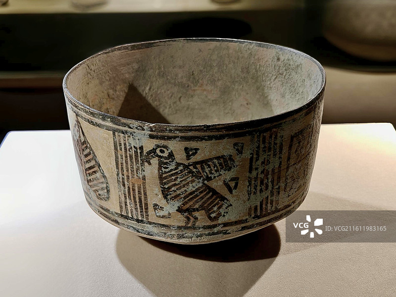 鸟纹几何纹筒形彩陶 前哈拉帕文明 古陶文明博物馆藏图片素材