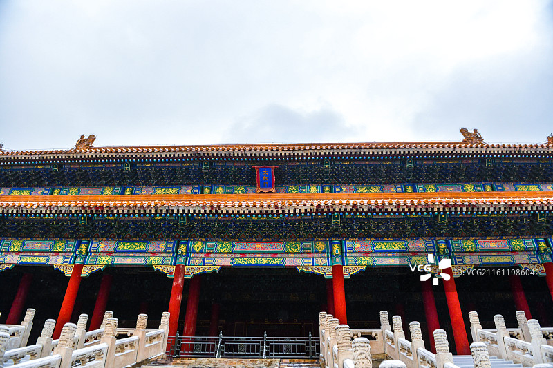 2025年初雪中的故宫太和门狮子图片素材