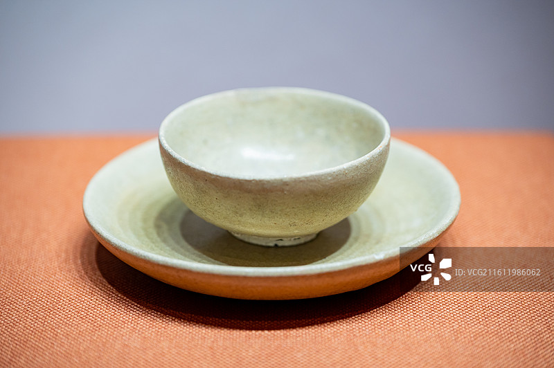 天津博物馆 北朝历史文物主题展 北魏 青釉碗 青釉盘 河南省偃师市联体砖厂墓出土图片素材