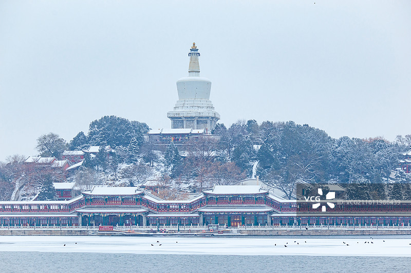 北京冬天雪中的北海公园白塔图片素材
