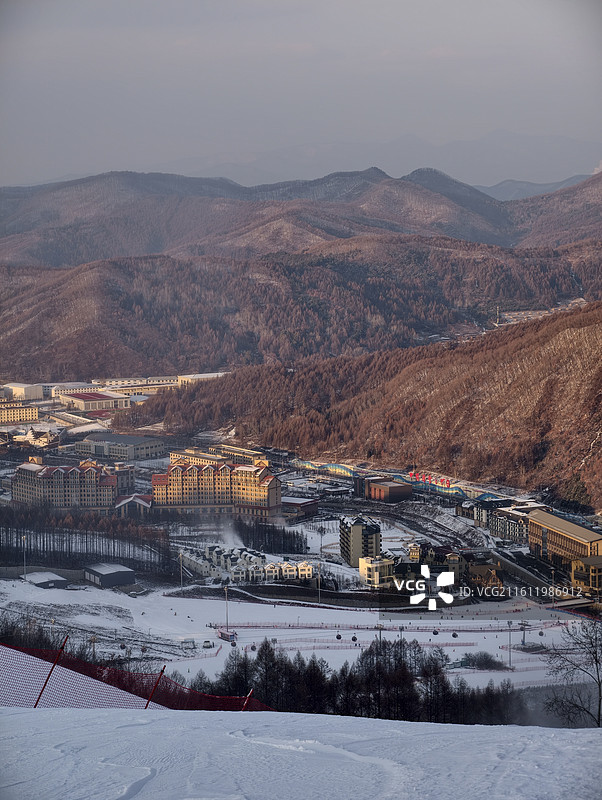 山顶俯瞰吉林万峰通化滑雪度假区（晚霞、白雪、群山、雪道）图片素材