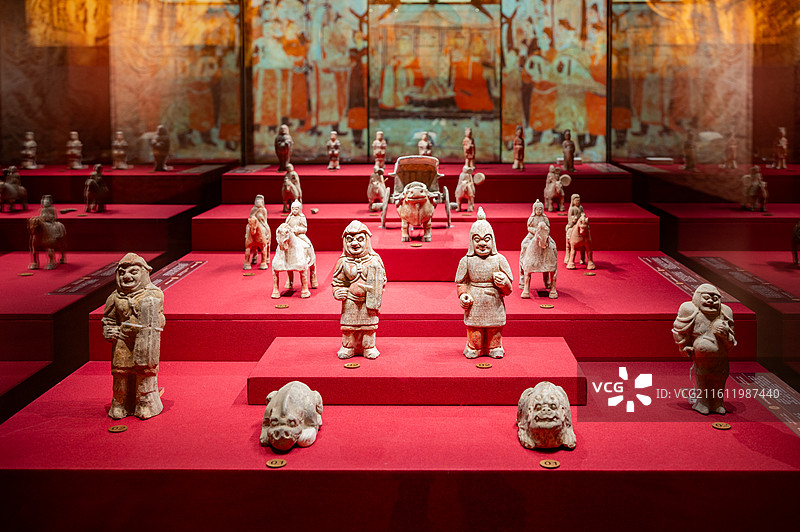 天津博物馆 北朝历史文物主题展 北周建德四年（575年） 彩绘陶镇墓武士俑 陕西省咸阳市叱罗协墓出土图片素材