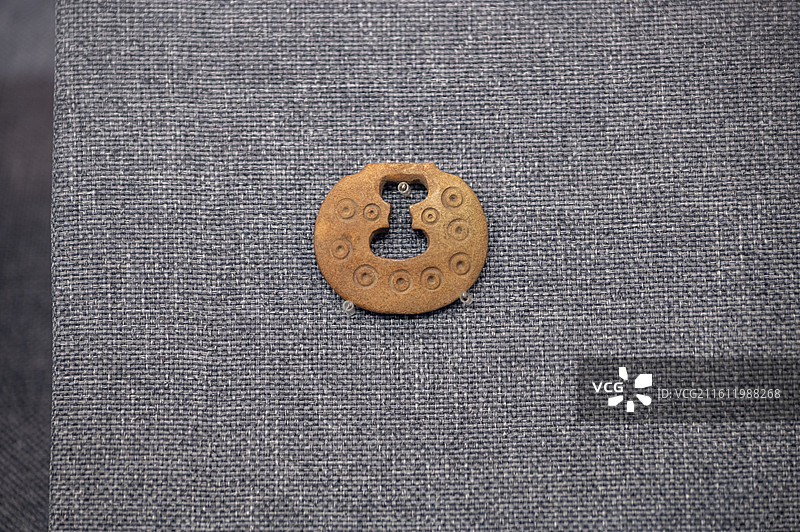 天津博物馆 北朝历史文物主题展 东汉 圈点纹骨带扣 内蒙古察哈尔右翼后旗三道湾墓地出土图片素材