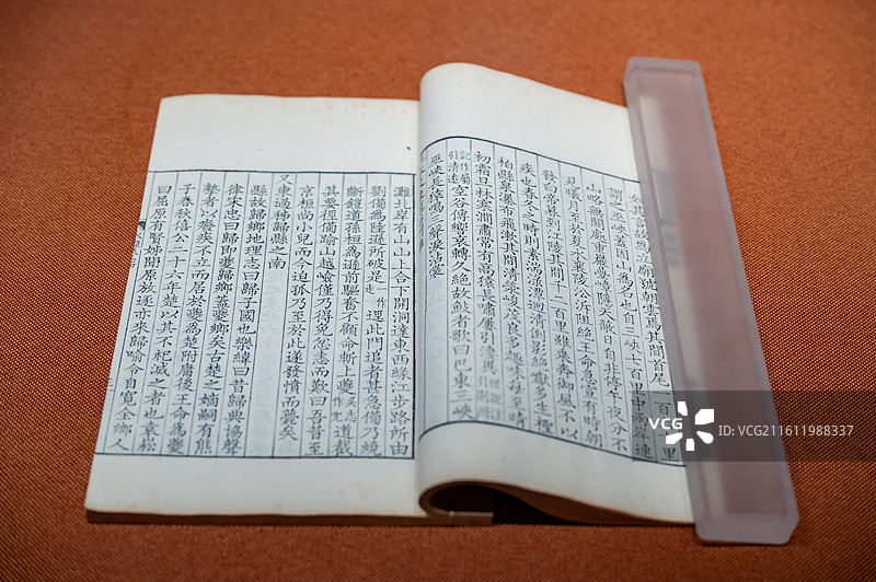 天津博物馆 北朝历史文物主题展 北魏 郦道元注 《水经注》 清康熙项氏群玉书堂刻本图片素材