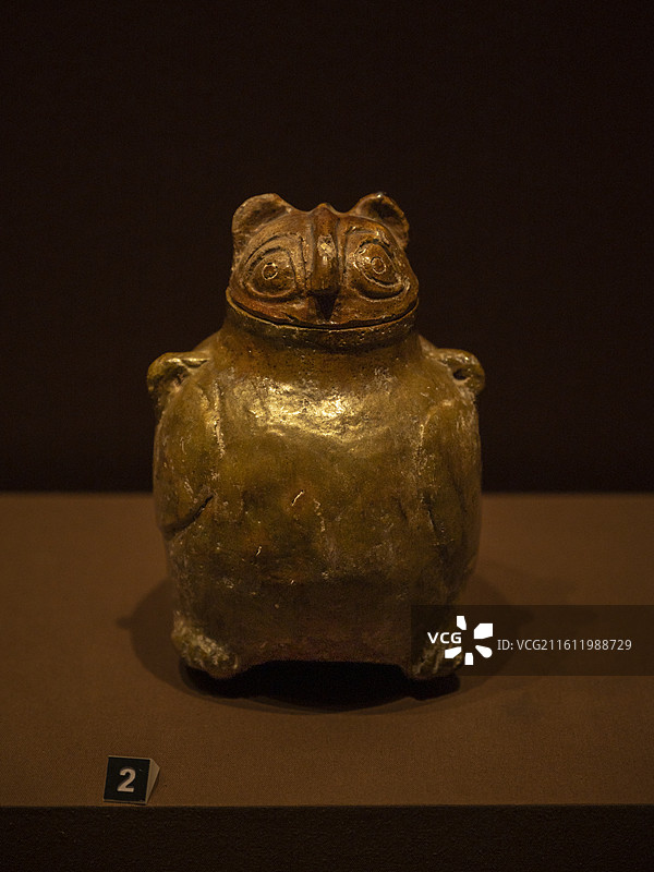黄釉鸮形壶，汉，鄂尔多斯市东胜区出土，内蒙古博物院藏，一级文物图片素材