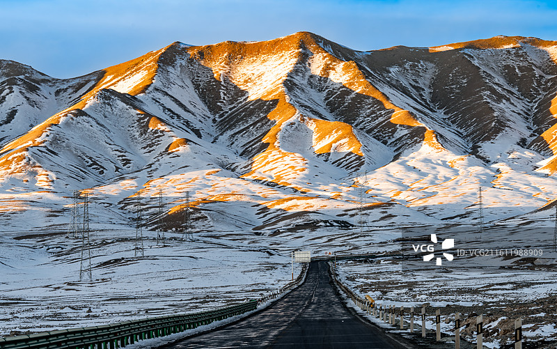 晚霞映照的当金山图片素材